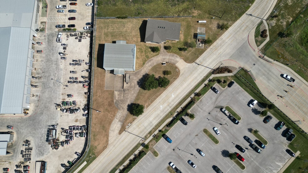 More Photos Of 30 Roundville Ln, Round Rock Light Distribution For Sale