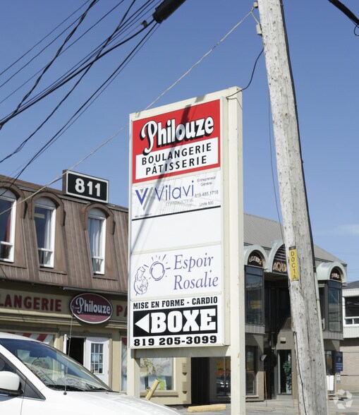 More Photos Of 815 Boul Saint-René O, Gatineau Light Distribution For Lease