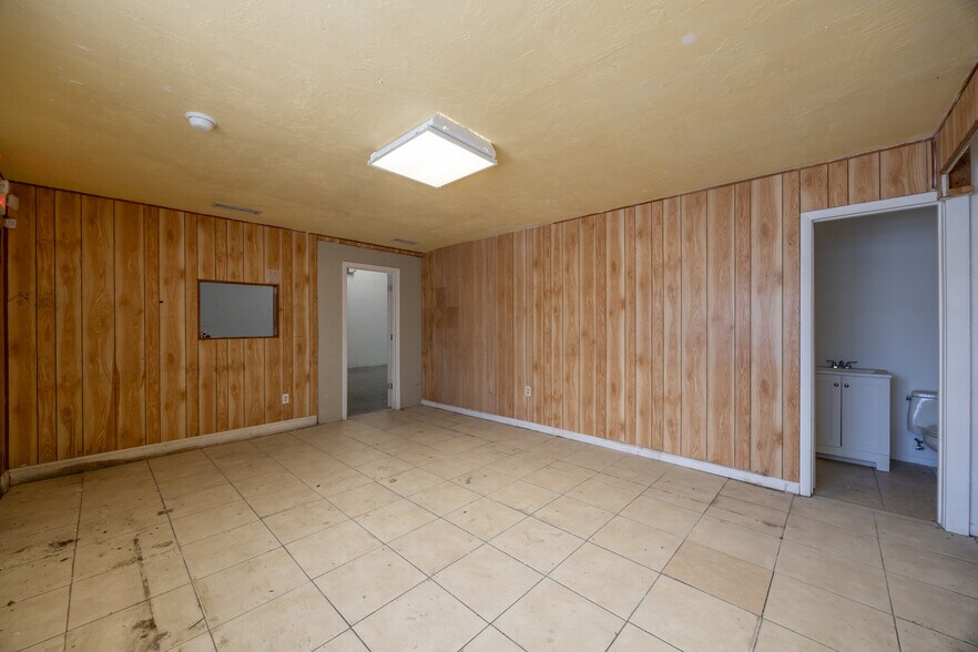 More Photos Of 683 W 26th St, Hialeah Service For Sale