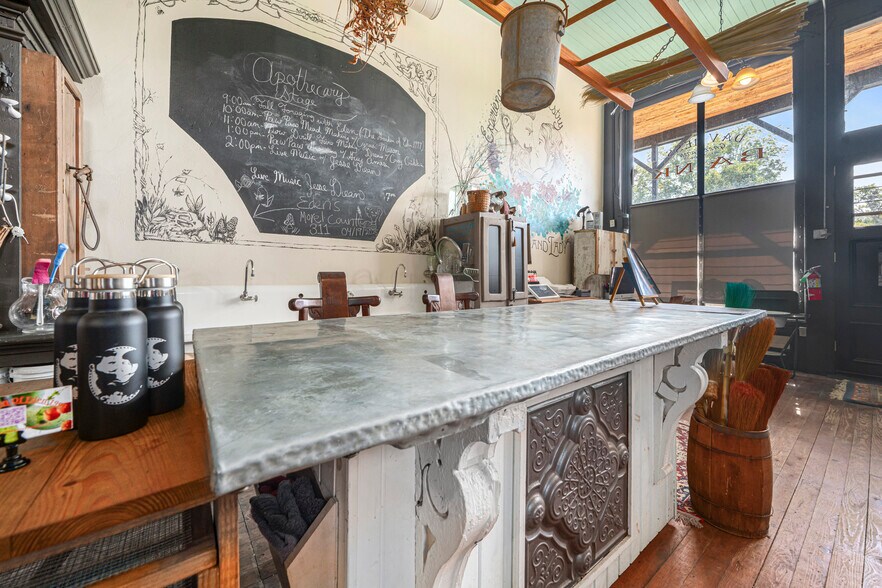 More Photos Of 411 E Front Ave, Chester Hotel For Sale