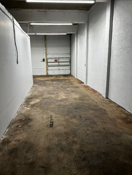 More Photos Of 241 NE 32nd Ct, Oakland Park Warehouse For Lease