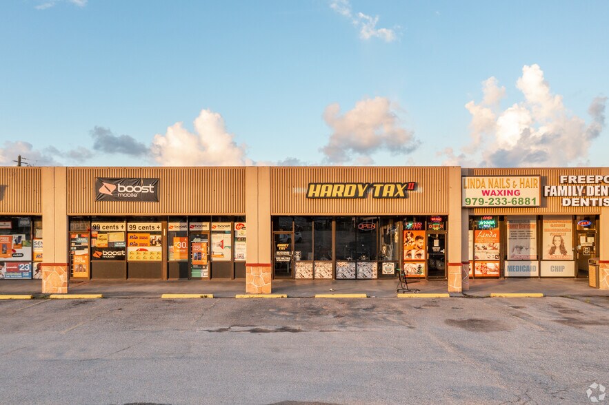 More Photos Of 301-327 S Brazosport Blvd, Freeport Storefront For Lease