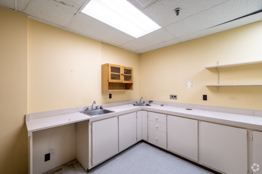 More Photos Of 90 Rue Morgan, Baie-d'Urfé General Retail For Lease