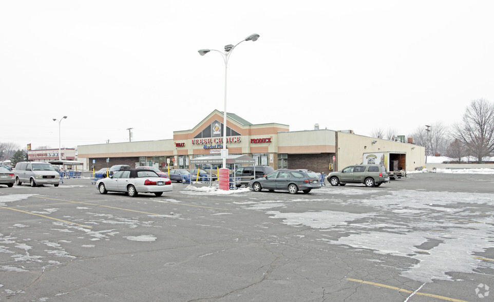 Primary Photo Of 18801 E Nine Mile Rd, Eastpointe Supermarket For Lease