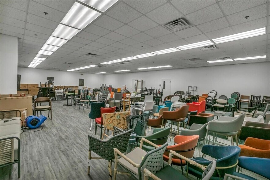 More Photos Of 10551 47th St N, Clearwater Warehouse For Lease