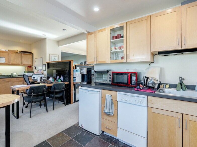 More Photos Of 2800 E Evergreen Blvd, Vancouver Office Residential For Lease