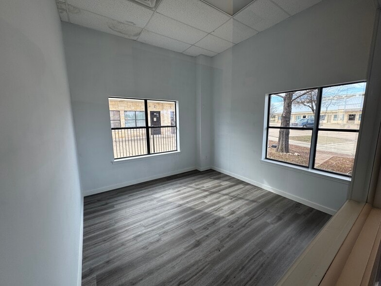 More Photos Of 1100 Sam Bass Rd, Round Rock Storefront Retail Office For Lease