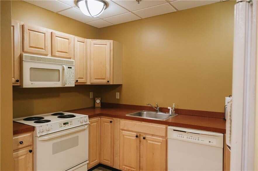 More Photos Of 81 Western Industrial Dr, Cranston Warehouse For Sale