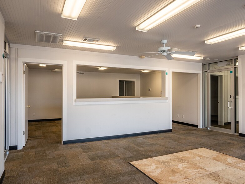 More Photos Of 108 McNutt Rd, Hutto Warehouse For Lease