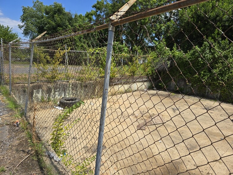 More Photos Of 2240 Deadrick Ave, Memphis Office For Sale