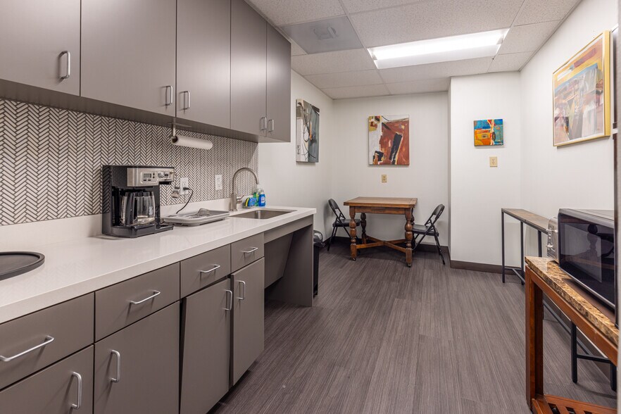 More Photos Of 8020 Westglen Dr, Houston Office For Lease