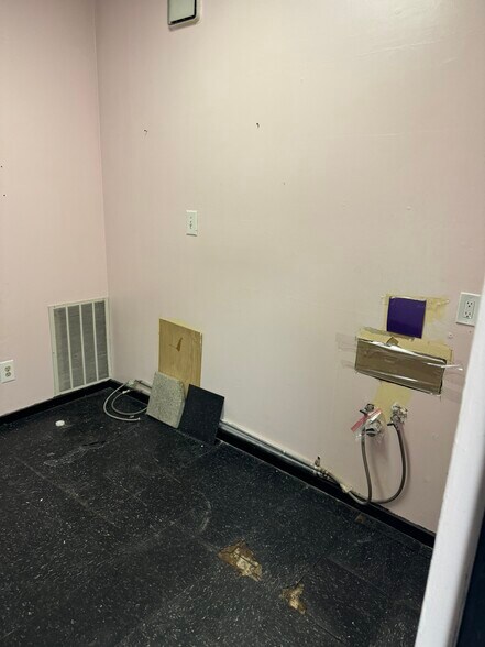 More Photos Of 3034-3040 W Montrose Ave, Chicago Apartments For Lease