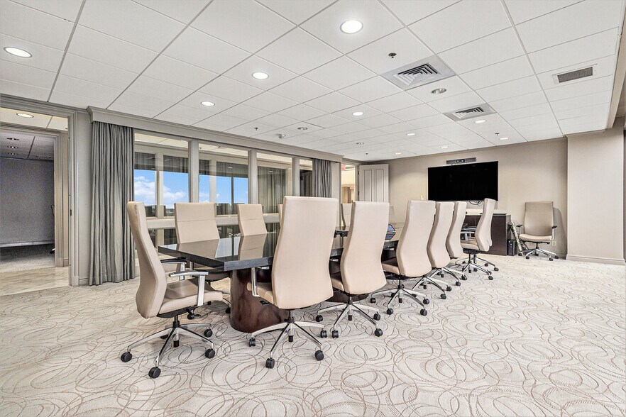 More Photos Of 2001 Park Pl, Birmingham Office For Lease