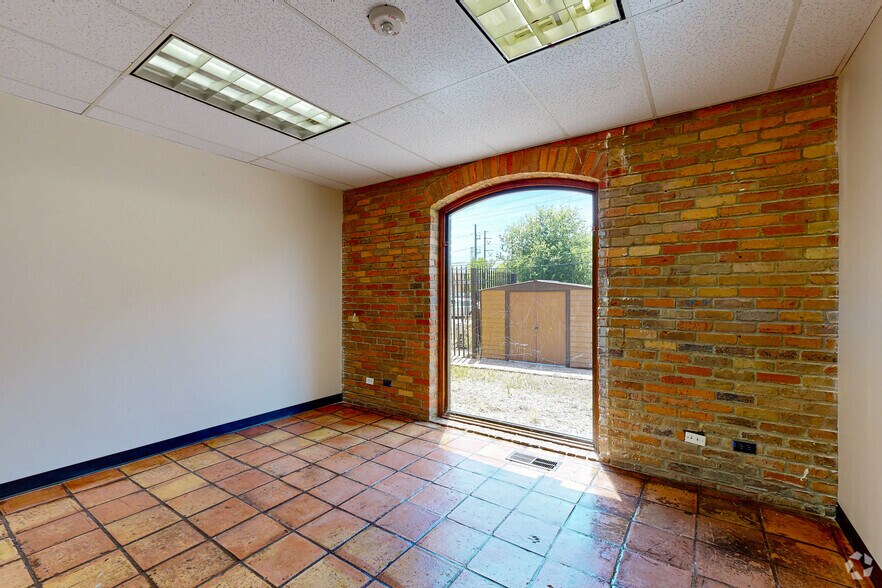 More Photos Of 2323 N Walton Walker Blvd, Dallas Office For Sale