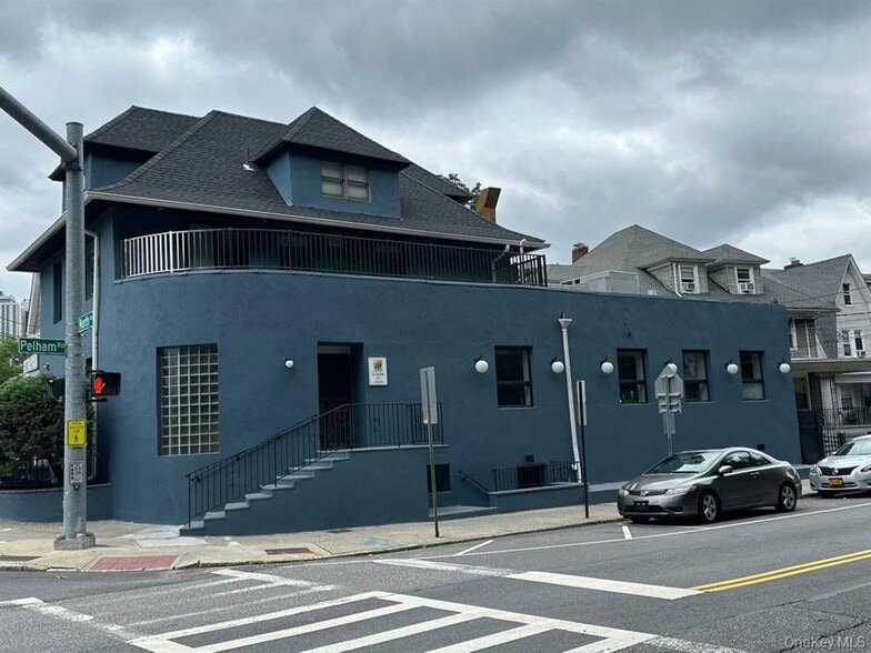 Primary Photo Of 1 North Ave, New Rochelle Restaurant For Lease