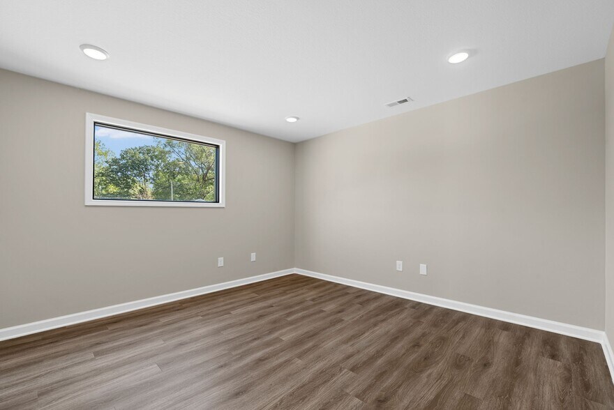 More Photos Of 1400 Dover Rd, Clarksville Showroom For Lease