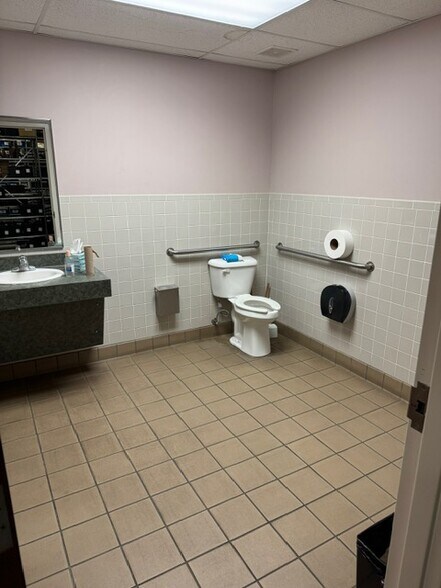 More Photos Of 2500 Plantside Dr, Louisville Auto Repair For Lease