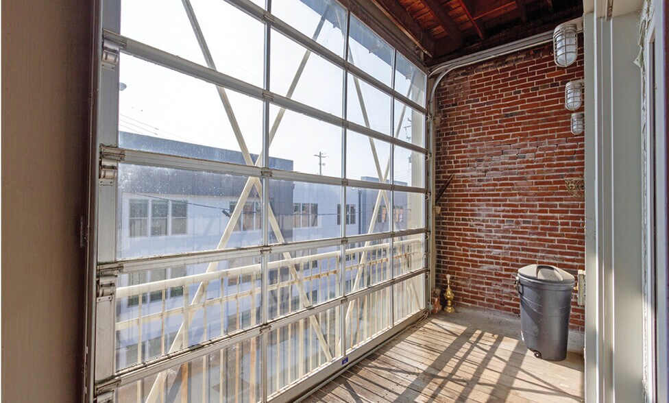 More Photos Of 390 S Main St, Memphis Office For Sale