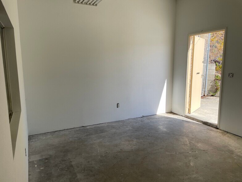 More Photos Of 3733-3737 Kenora Dr, Spring Valley Manufacturing For Lease