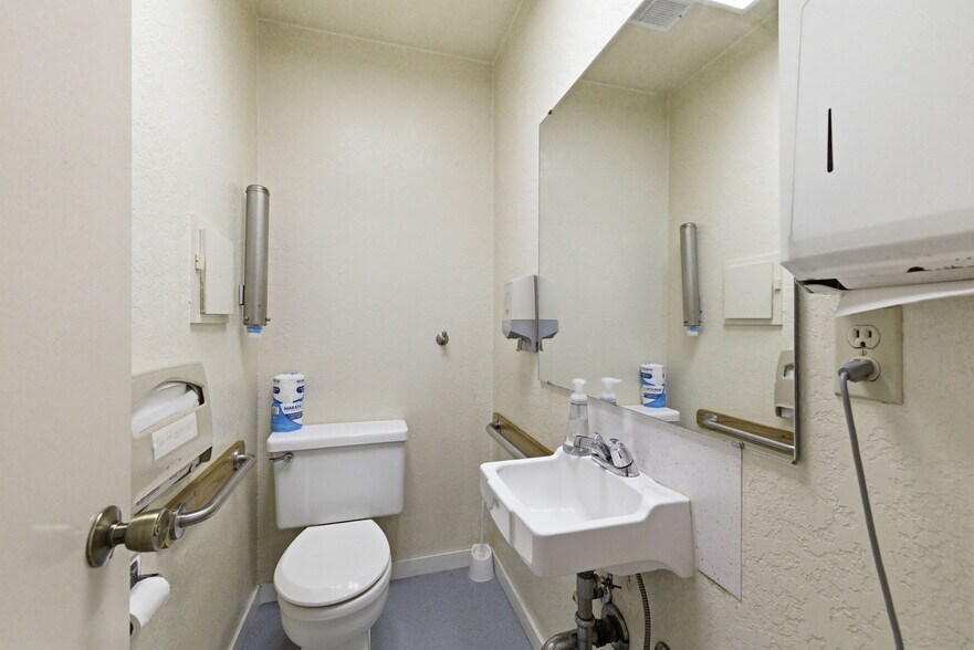 More Photos Of 137 S Shepherd St, Sonora Flex For Sale