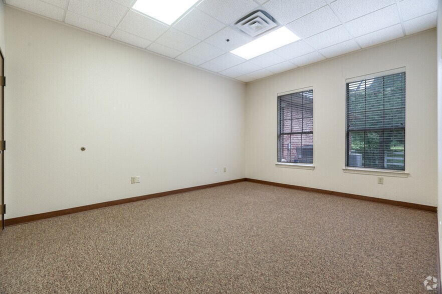 More Photos Of 2921 Country Club Rd, Denton Unknown For Lease