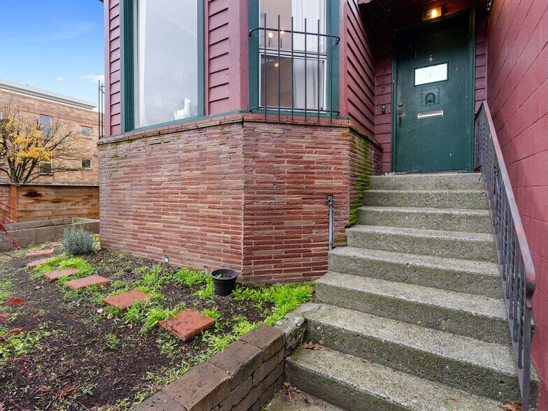 More Photos Of 1305 SE Belmont St, Portland Office For Sale
