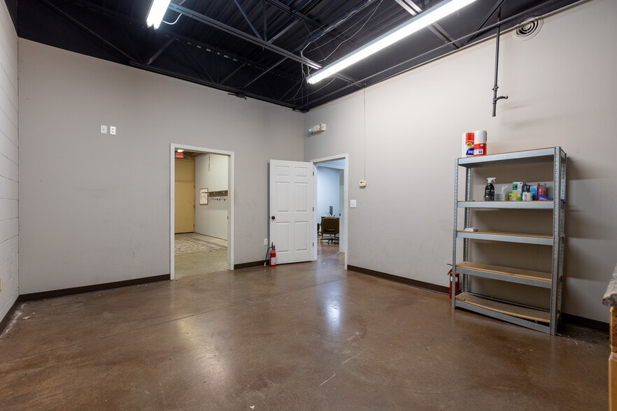 More Photos Of 8445 N Main St, Kansas City Freestanding For Lease