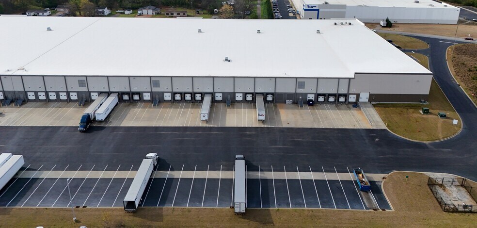 More Photos Of 423 Apple Valley Rd, Duncan Distribution For Lease