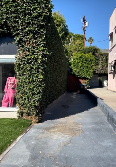 More Photos Of 927 N La Cienega Blvd, Los Angeles General Retail For Lease