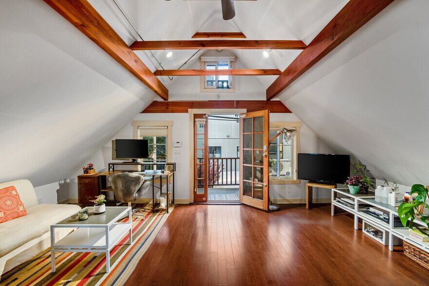 More Photos Of 1117 Abbot Kinney Blvd, Venice Loft Creative Space For Lease