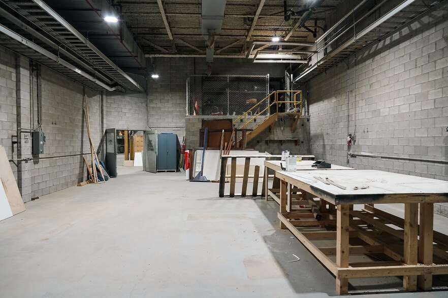 More Photos Of 3363 Davis Rd, Thorold Warehouse For Lease