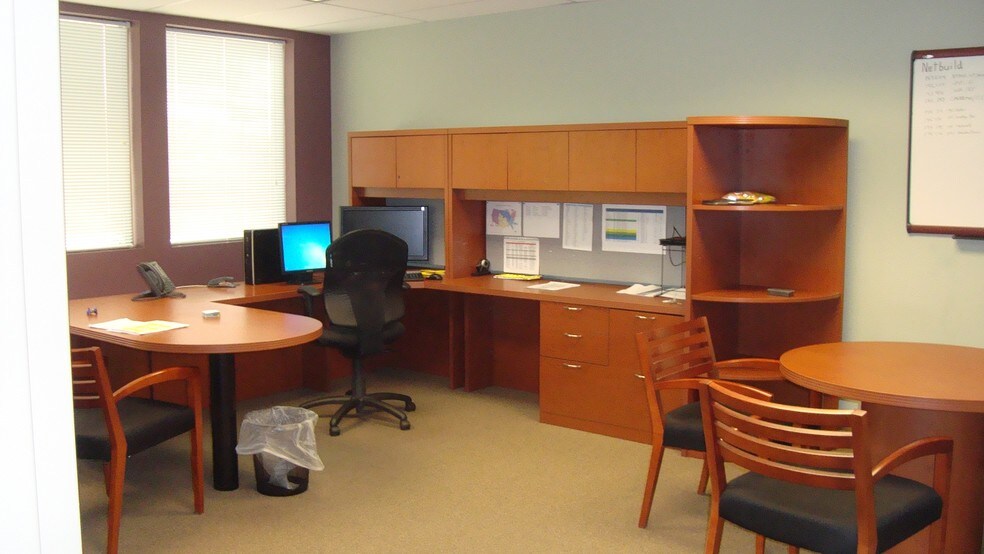 More Photos Of 10 Airline Dr, Albany Office For Lease
