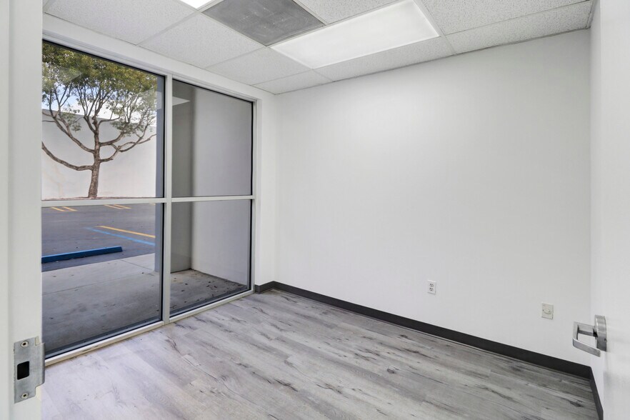 More Photos Of 955 NW 159th Dr, Miami Warehouse For Lease