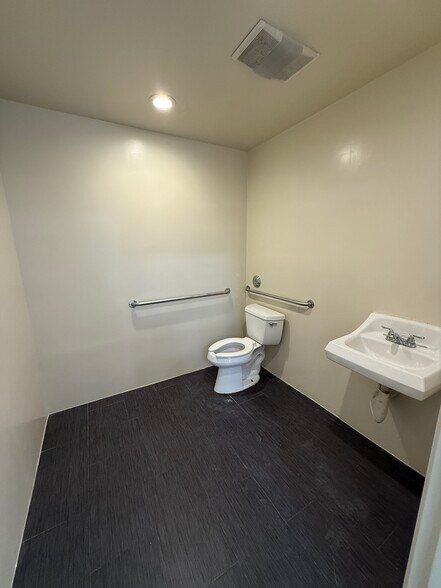 More Photos Of 5915 Kester Ave, Van Nuys Light Manufacturing For Lease