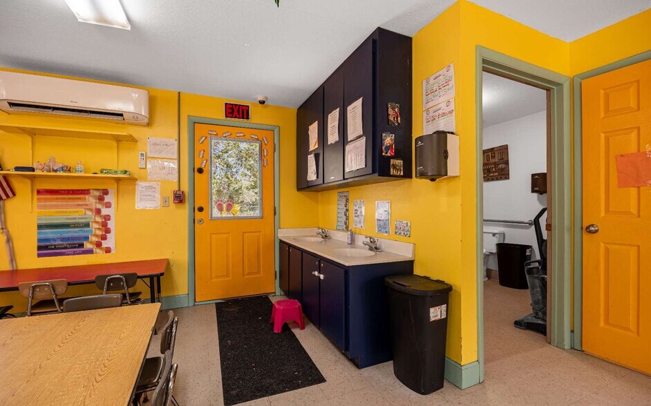 More Photos Of 311 NE Crawford St, Mayo Office For Sale