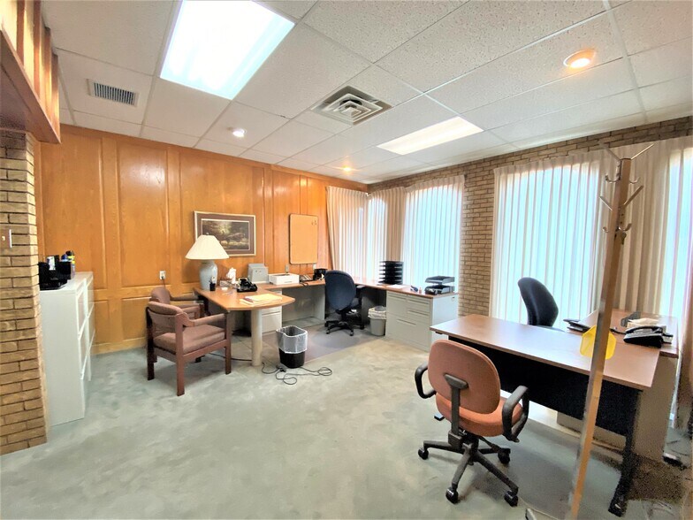 More Photos Of 119 S Main St, Lockhart Office For Lease