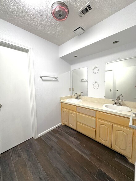 More Photos Of 722 E Wheatland Rd, Duncanville Office For Sale