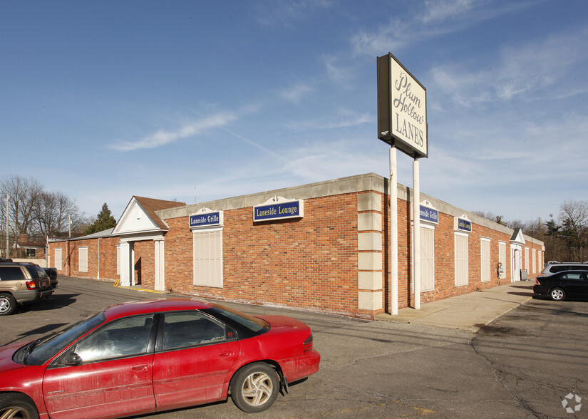 Primary Photo Of 21900 W 9 Mile Rd, Southfield Bowling Alley For Sale