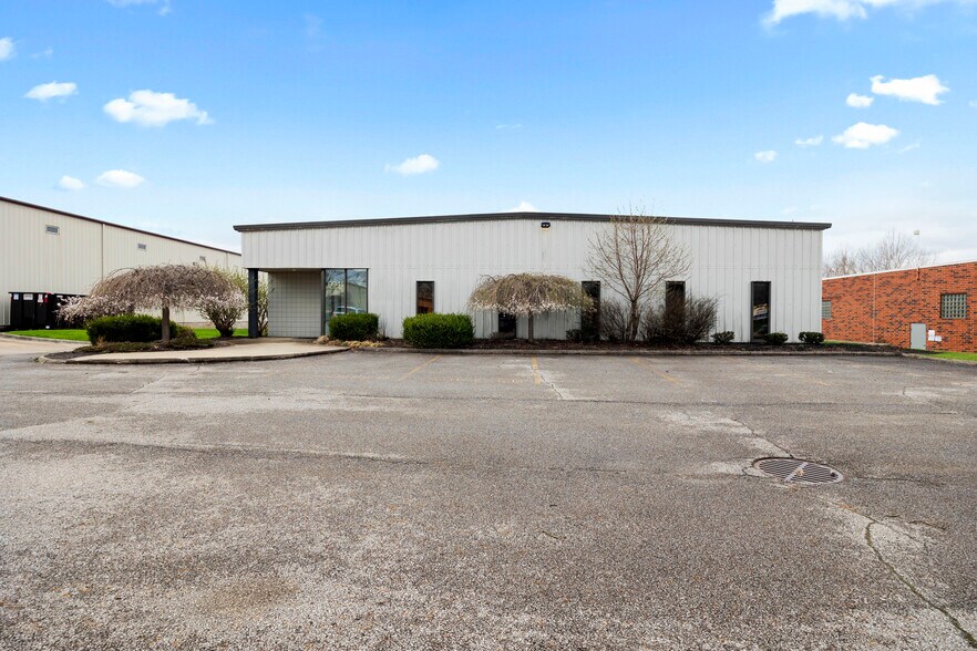 More Photos Of 9941 York Theta Dr, North Royalton Service For Lease