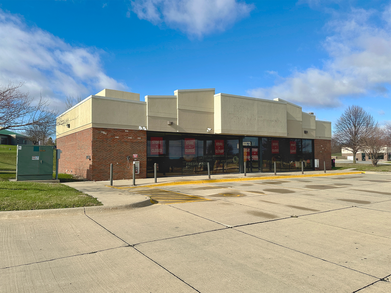 More Photos Of 2181 Logan Ave, Waterloo Supermarket For Sale