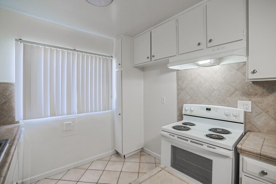 More Photos Of 6121 Woodman Ave, Van Nuys Apartments For Sale