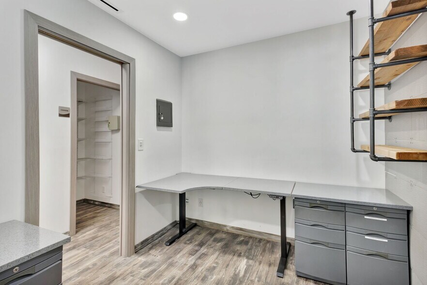 More Photos Of 228 Hibiscus St, Jupiter Light Manufacturing For Sale