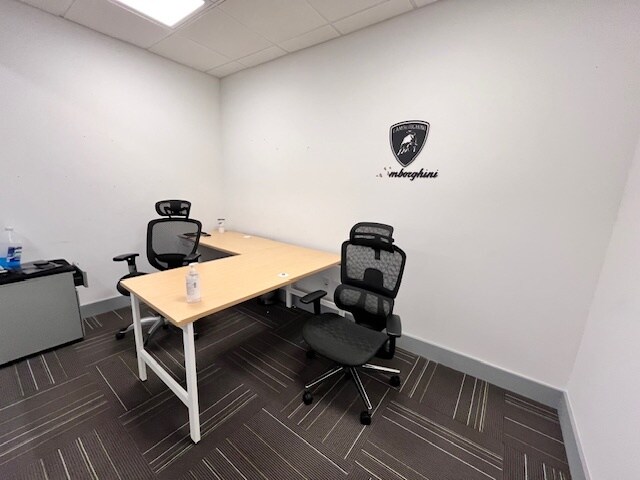 More Photos Of 300 Oakwood Ln, Hollywood Flex For Sale