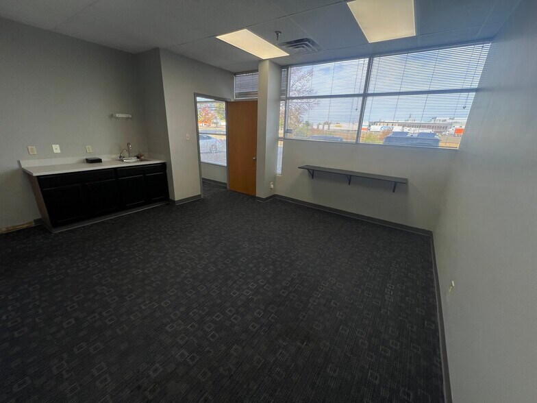 More Photos Of 7301 Georgetown Rd, Indianapolis Showroom For Lease