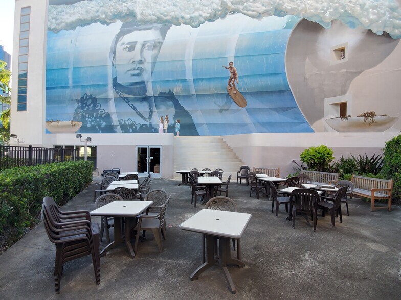 More Photos Of 401 Kamakee St, Honolulu Office For Lease