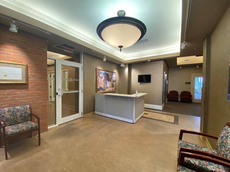 More Photos Of 1301 Central Ave, Dubuque Office For Lease