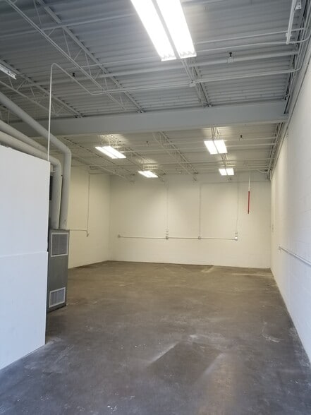 More Photos Of 729-739 Fullerton Ave, Addison Warehouse For Lease