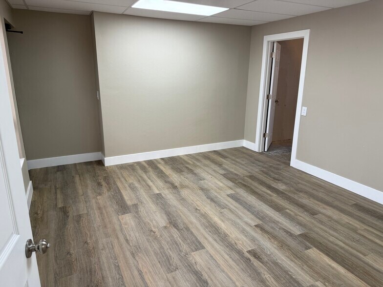 More Photos Of 12741 Metro Pky, Fort Myers Light Manufacturing For Lease