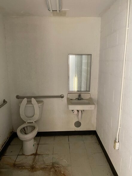 More Photos Of 1512 Red Bud Rd, Calhoun General Retail For Lease