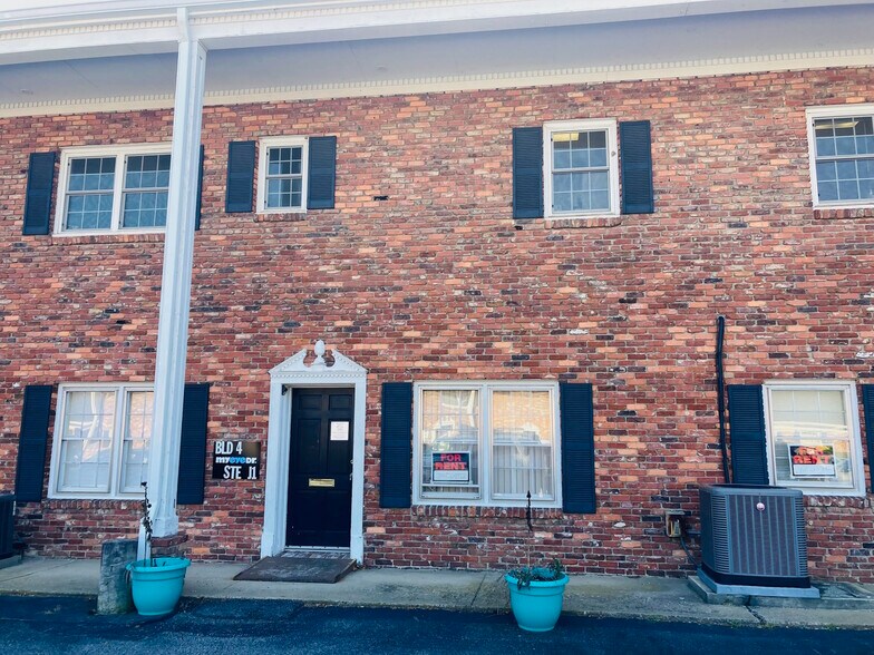 More Photos Of 4 Doctors Park, Asheville Medical For Sale